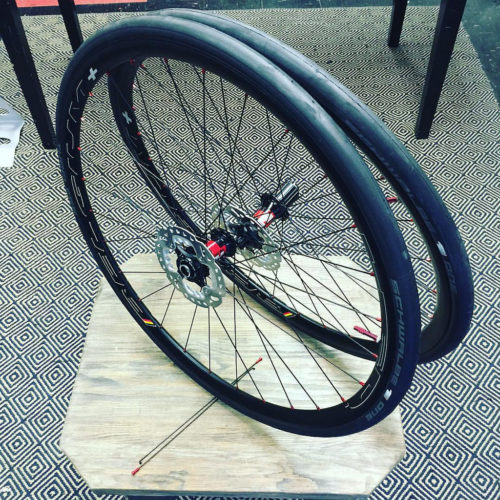 Tubeless cycle tire
